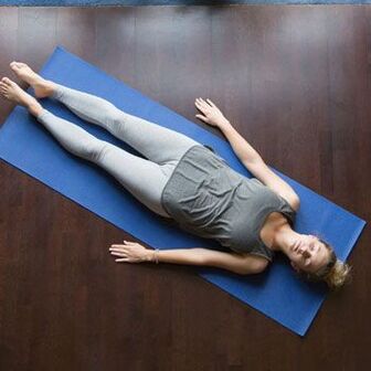 pose de shavasana para osteocondrose torácica